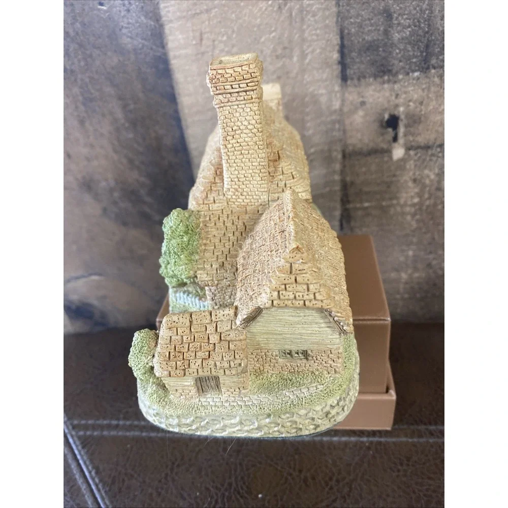 Vintage David Winter Kent‎ Cottage 1985 - Hand Painted Retired Figurine - UK